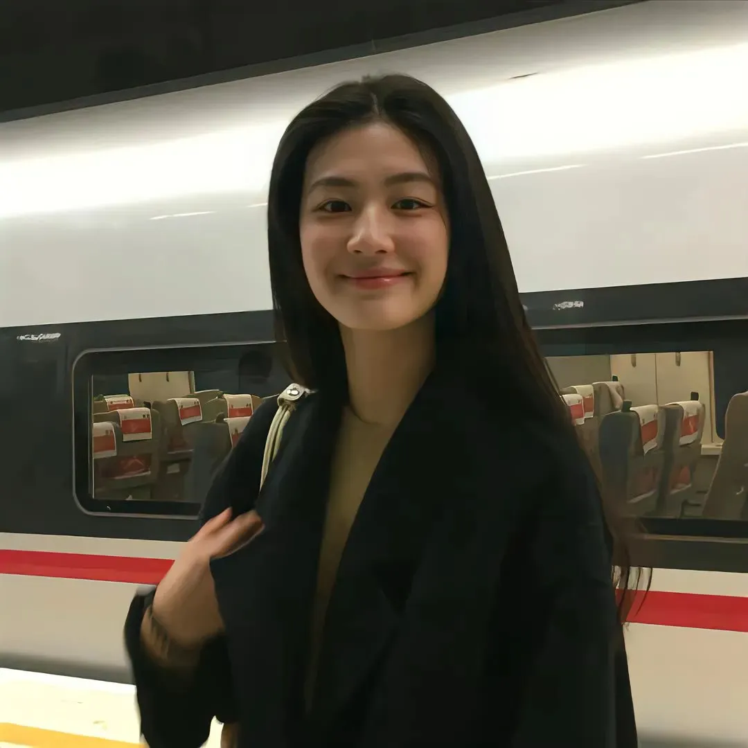 奇幻校园漫改《偶然发现的一天》超清在线：觉醒的漫画女配逆天改命，撕毁烂尾剧本